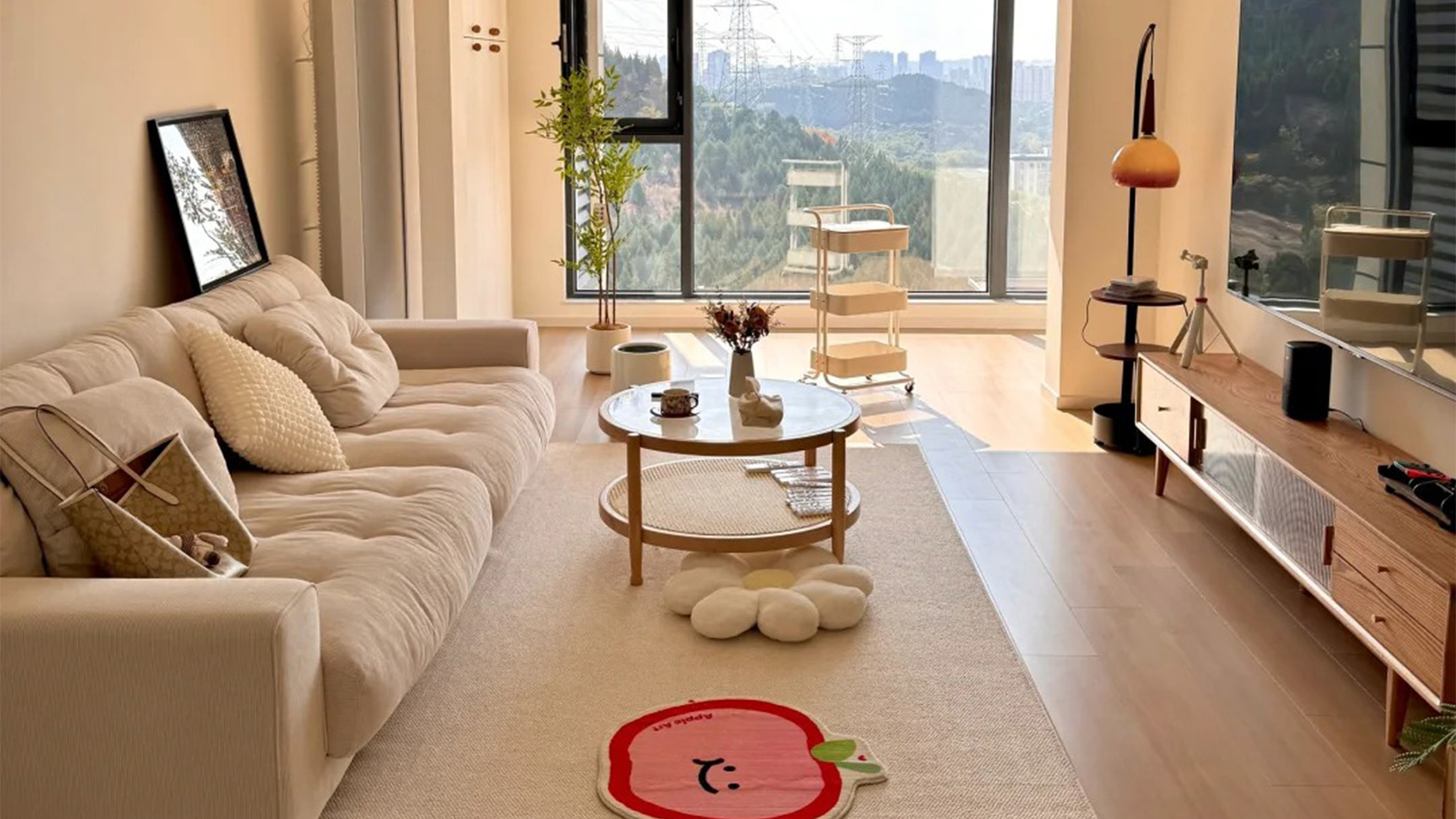 現(xiàn)代簡約風(fēng)｜淺色系自然光，綠植點(diǎn)綴舒適空間