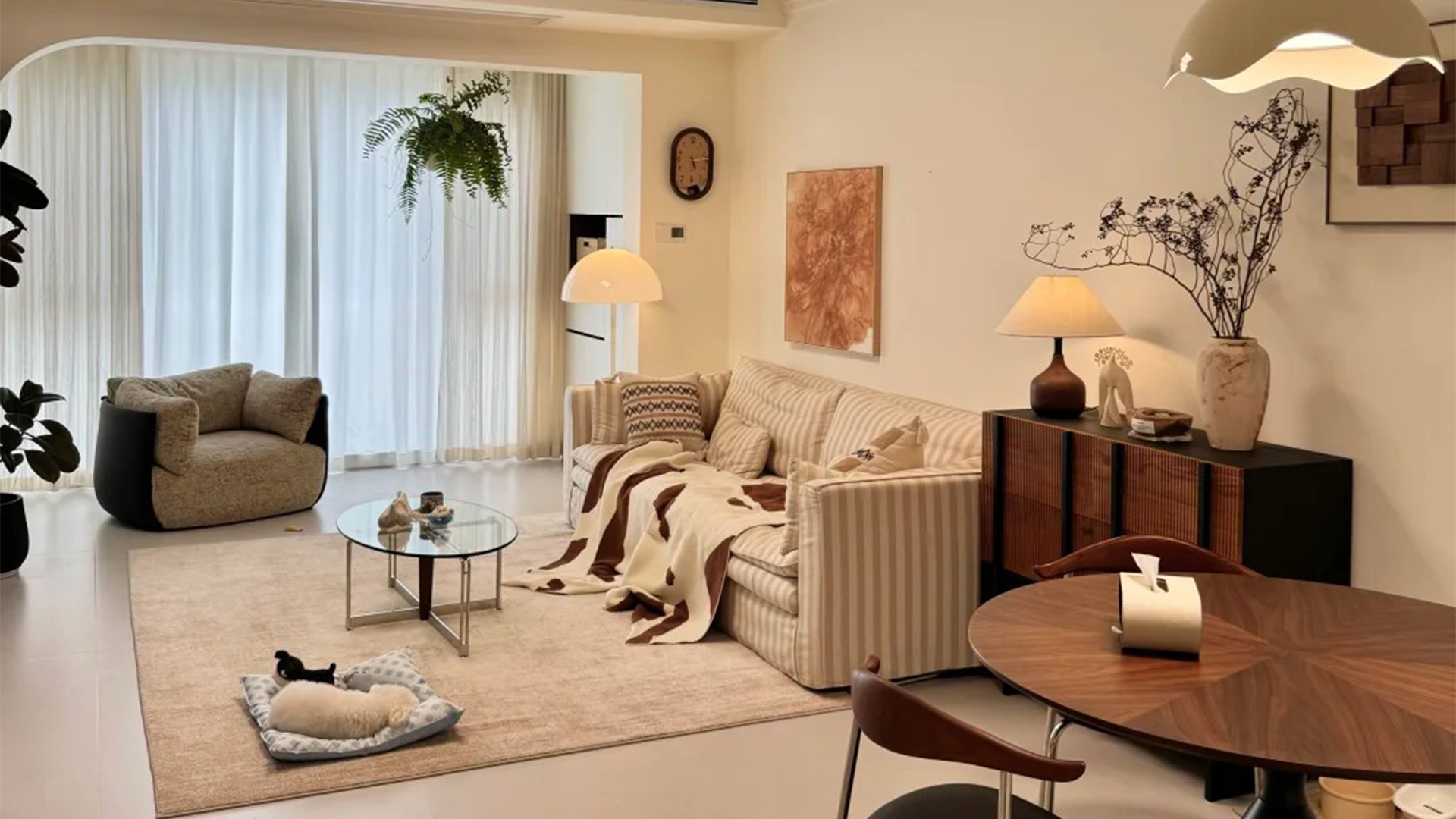 奶油風(fēng)裝修 | 暖調(diào)米色中的布藝木質(zhì)與綠植詩意組合