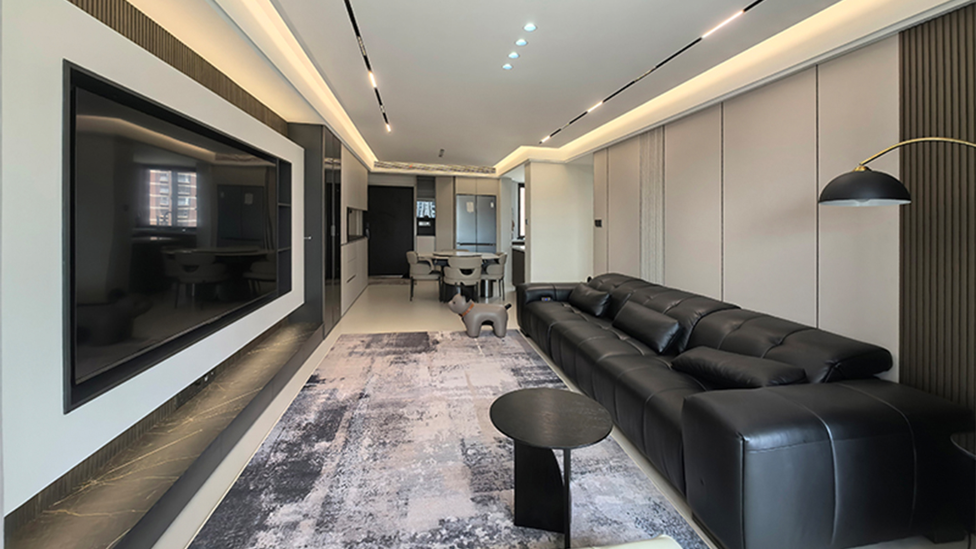 現(xiàn)代簡(jiǎn)約風(fēng) | 中性色調(diào)與材質(zhì)協(xié)奏，無(wú)主燈設(shè)計(jì)高效空間