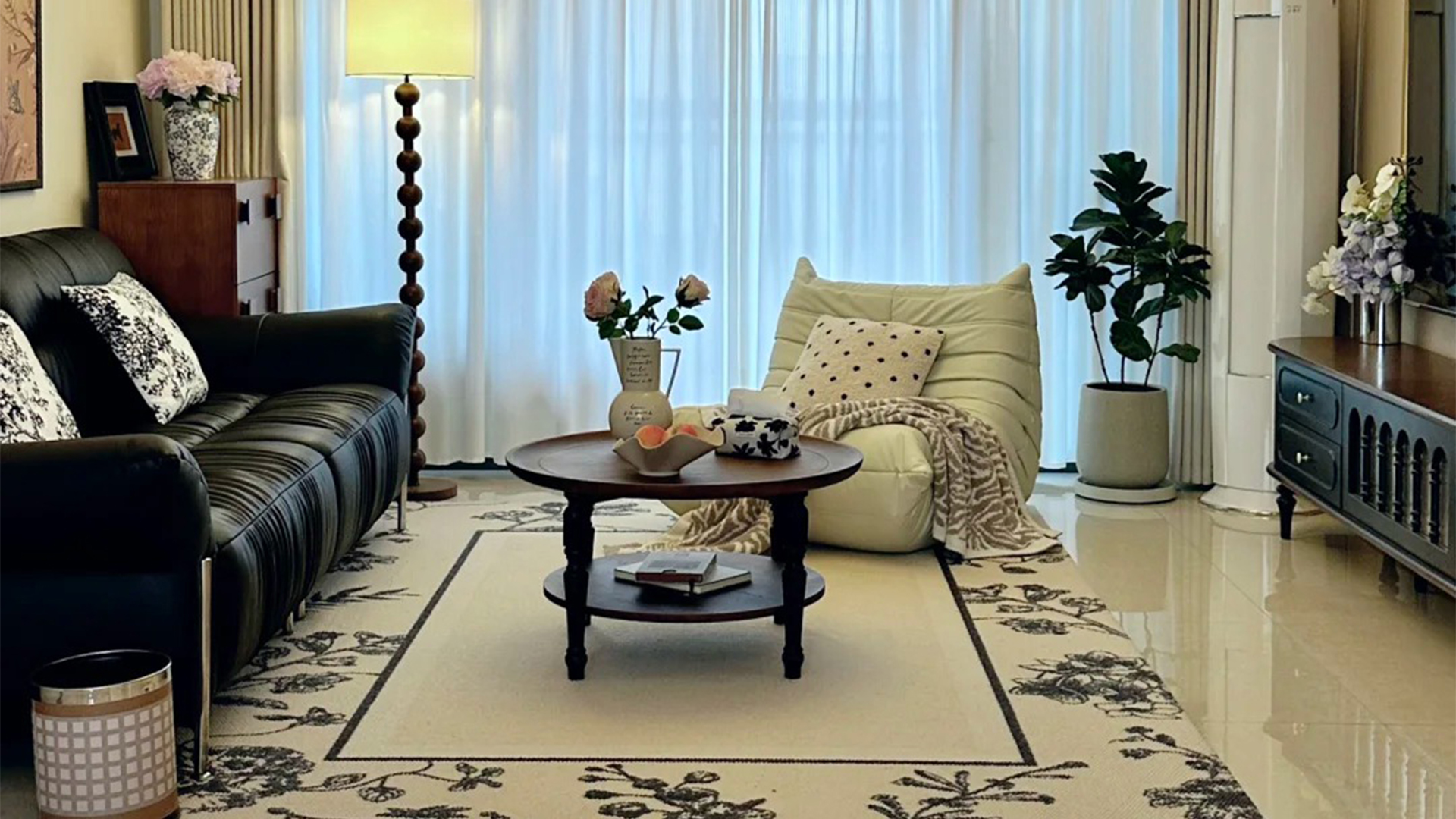 簡約風(fēng)客廳美學(xué) | 經(jīng)典色系與復(fù)古元素的優(yōu)雅對話