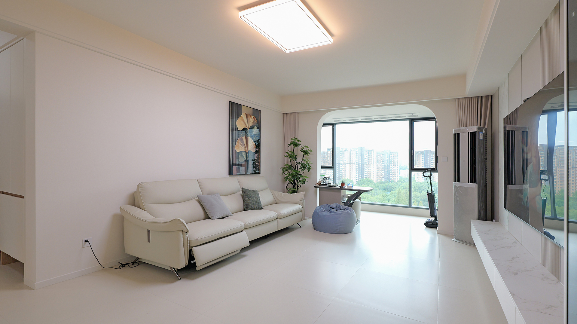 現(xiàn)代簡約居 柔調(diào)配圓弧襯出通透整潔感